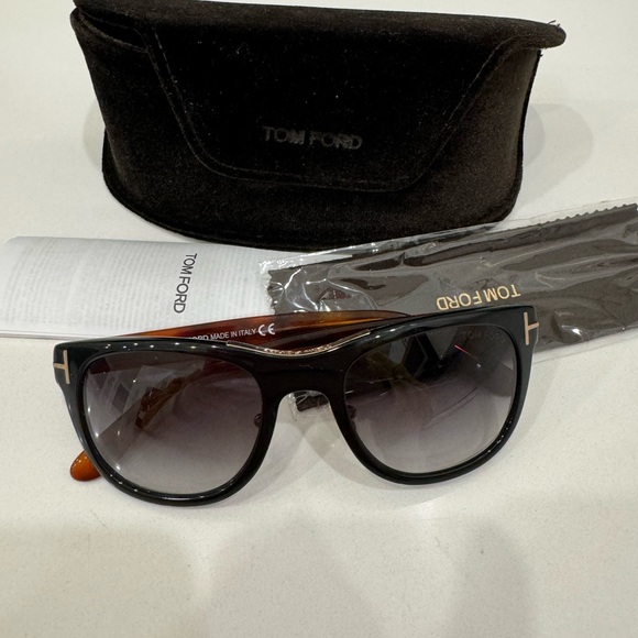 Brand new authentic TOMS FORD sunglasses with case - Picture 3 of 3